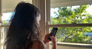Redes sociales desplazan a la prensa entre jóvenes australianos