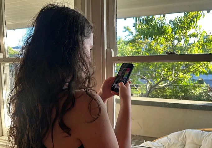 Redes sociales desplazan a la prensa entre jóvenes australianos