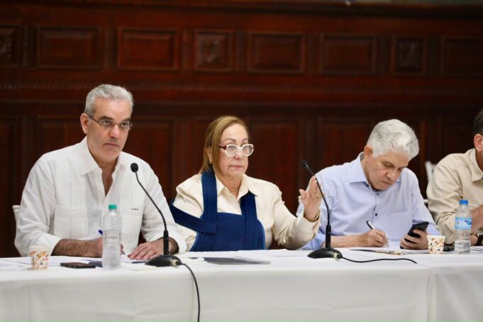 Abinader pasa balance a obras en Santiago junto a líderes comunitarios