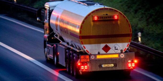 Transportistas advierten posibles retrasos en entregas en Rusia por escasez de combustible