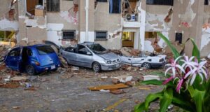 Rescatistas mantienen operativo para salvar a hombre atrapado tras terremotos en Venezuela