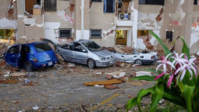 Rescatistas mantienen operativo para salvar a hombre atrapado tras terremotos en Venezuela