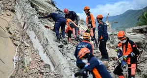 Miami reconoce a sus bomberos por rescatar a venezolano tras ocho días bajo los escombros