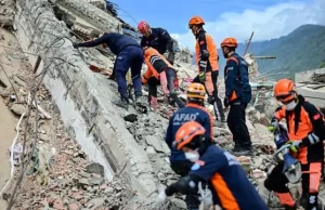 Miami reconoce a sus bomberos por rescatar a venezolano tras ocho días bajo los escombros