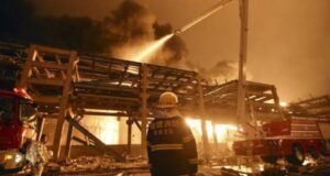 Incendio en fábrica de calzado en China deja víctimas y varias personas atrapadas