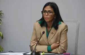 Delcy Rodríguez designa a Johann Álvarez Márquez como encargado de negocios de Venezuela en EE. UU.