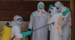 Congo eleva a 828 los fallecidos y a 2,124 los casos confirmados por brote de ébola