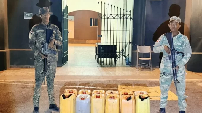 Ejército incauta 240 litros de clerén en operativo en Montecristi