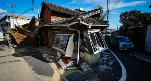 Terremoto en Japón deja 34 fallecidos mientras continúan las labores de rescate