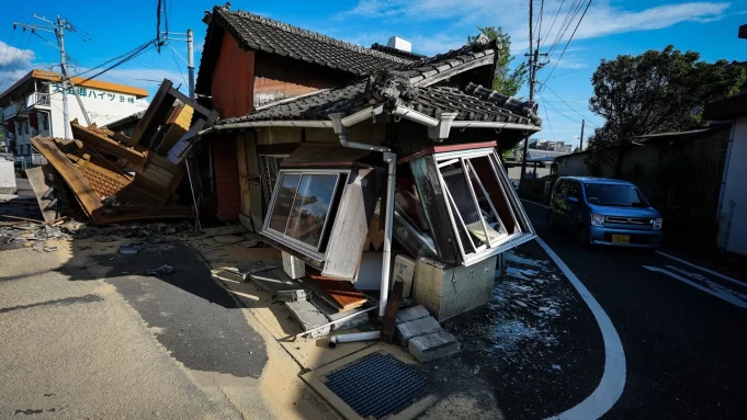 Terremoto en Japón deja 34 fallecidos mientras continúan las labores de rescate