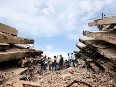 Un mes después, venezolanos siguen buscando restos entre escombros de los terremotos