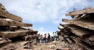 Un mes después, venezolanos siguen buscando restos entre escombros de los terremotos