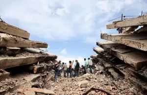 Un mes después, venezolanos siguen buscando restos entre escombros de los terremotos