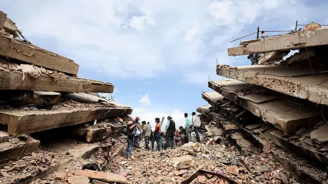 Un mes después, venezolanos siguen buscando restos entre escombros de los terremotos