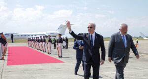Presidente Abinader llega a Cali para asistir a la investidura presidencial de Colombia
