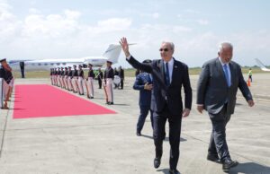 Presidente Abinader llega a Cali para asistir a la investidura presidencial de Colombia