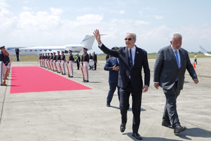 Presidente Abinader llega a Cali para asistir a la investidura presidencial de Colombia