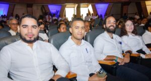 Presidente Abinader entrega 1,500 becas internacionales y anuncia 5,000 becas nacionales para estudiantes meritorios