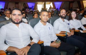 Presidente Abinader entrega 1,500 becas internacionales y anuncia 5,000 becas nacionales para estudiantes meritorios