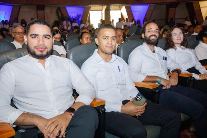 Presidente Abinader entrega 1,500 becas internacionales y anuncia 5,000 becas nacionales para estudiantes meritorios