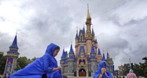 Tormenta obliga a suspender atracciones en Disney World