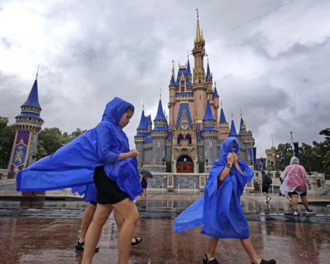 Tormenta obliga a suspender atracciones en Disney World