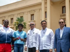 Gobierno entrega autobús a fundación de Marileidy Paulino para apoyar a jóvenes atletas