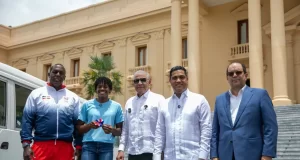 Gobierno entrega autobús a fundación de Marileidy Paulino para apoyar a jóvenes atletas