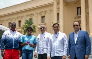 Gobierno entrega autobús a fundación de Marileidy Paulino para apoyar a jóvenes atletas