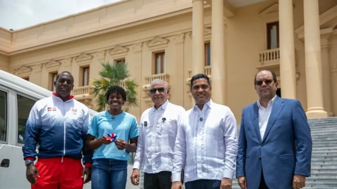 Gobierno entrega autobús a fundación de Marileidy Paulino para apoyar a jóvenes atletas