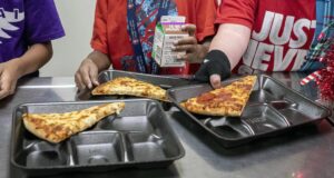 Seis de cada diez familias de bajos ingresos en EE. UU. dependen de las comidas escolares