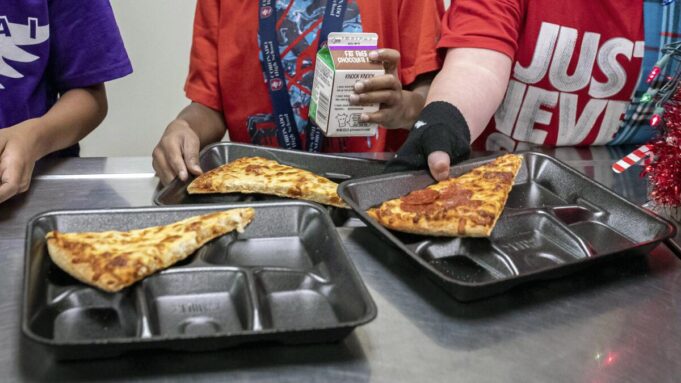 Seis de cada diez familias de bajos ingresos en EE. UU. dependen de las comidas escolares
