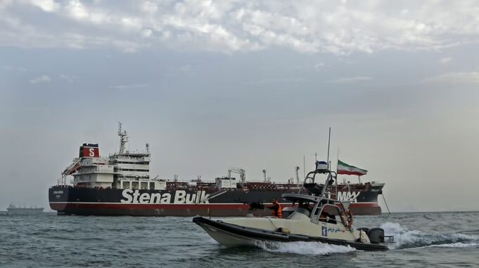 Irán desafía a Trump y advierte que el estrecho de Ormuz no se conquista “con un tuit ni con portaaviones”