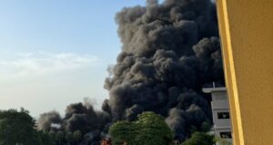 Camión de combustible se incendia en Gazcue y activa operativo de emergencia
