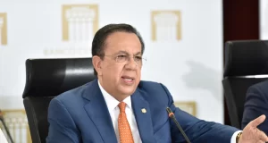 Abinader ratifica a Valdez Albizu como gobernador del Banco Central
