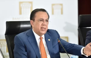 Abinader ratifica a Valdez Albizu como gobernador del Banco Central