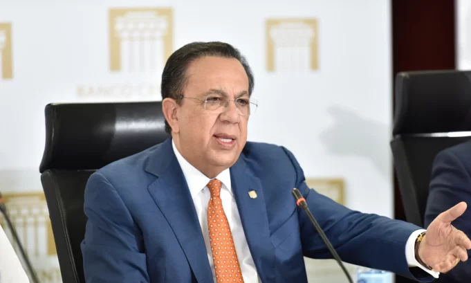 Abinader ratifica a Valdez Albizu como gobernador del Banco Central