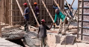 Gobierno acuerda aumento de 20 % al salario mínimo de los trabajadores de la construcción