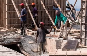 Gobierno acuerda aumento de 20 % al salario mínimo de los trabajadores de la construcción