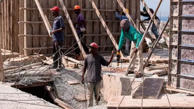 Gobierno acuerda aumento de 20 % al salario mínimo de los trabajadores de la construcción
