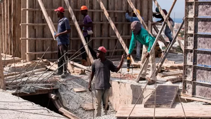 Gobierno acuerda aumento de 20 % al salario mínimo de los trabajadores de la construcción