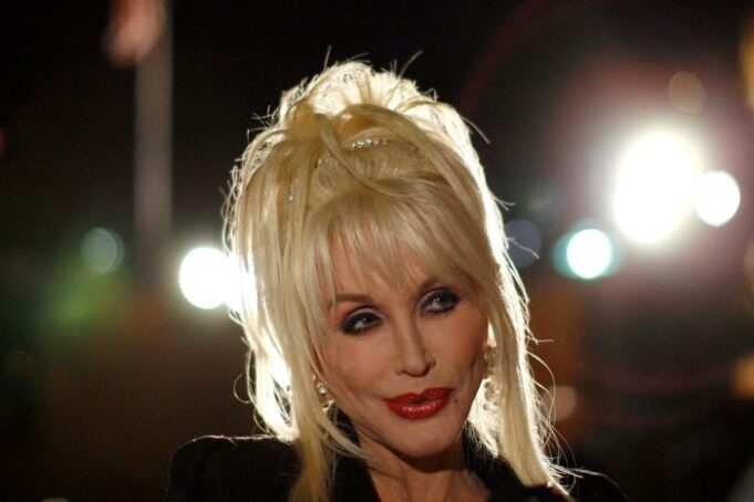 Dolly Parton murió tras una «breve batalla contra el cáncer», confirmó su equipo
