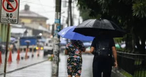 Onda tropical traerá aguaceros y tronadas esta tarde en varias zonas de RD
