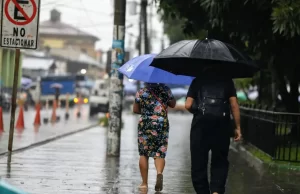 Onda tropical traerá aguaceros y tronadas esta tarde en varias zonas de RD