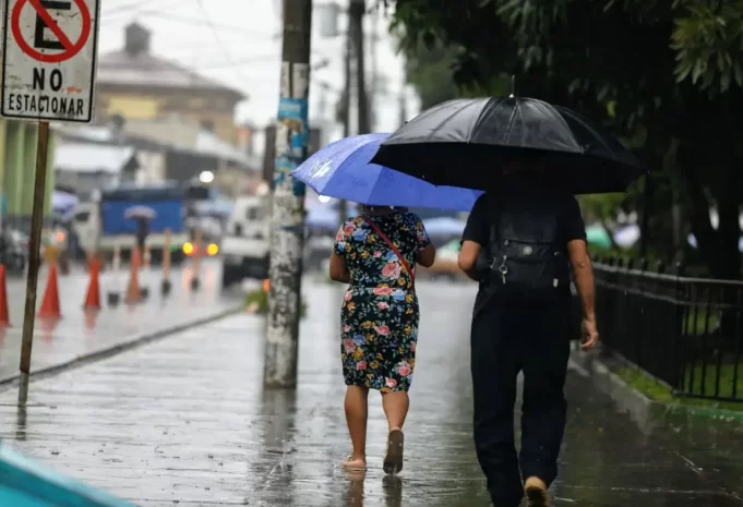 Onda tropical traerá aguaceros y tronadas esta tarde en varias zonas de RD