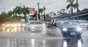 Lluvias y tronadas marcan el inicio de este lunes