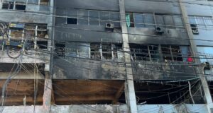 Incendio causa graves daños a edificio próximo a la UASD