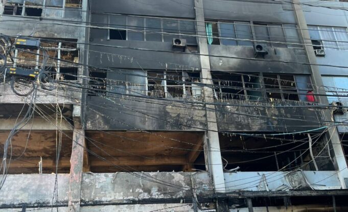 Incendio causa graves daños a edificio próximo a la UASD