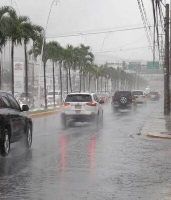 Vaguada provocará aguaceros y tronadas este lunes en varias zonas de RD
