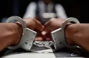Arrestan en el AILA a hombre señalado por muerte de joven en Los Praditos
